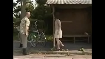 【熟女無料動画】田舎の熟年カップルはバス停裏の茂みでセックス xvideos